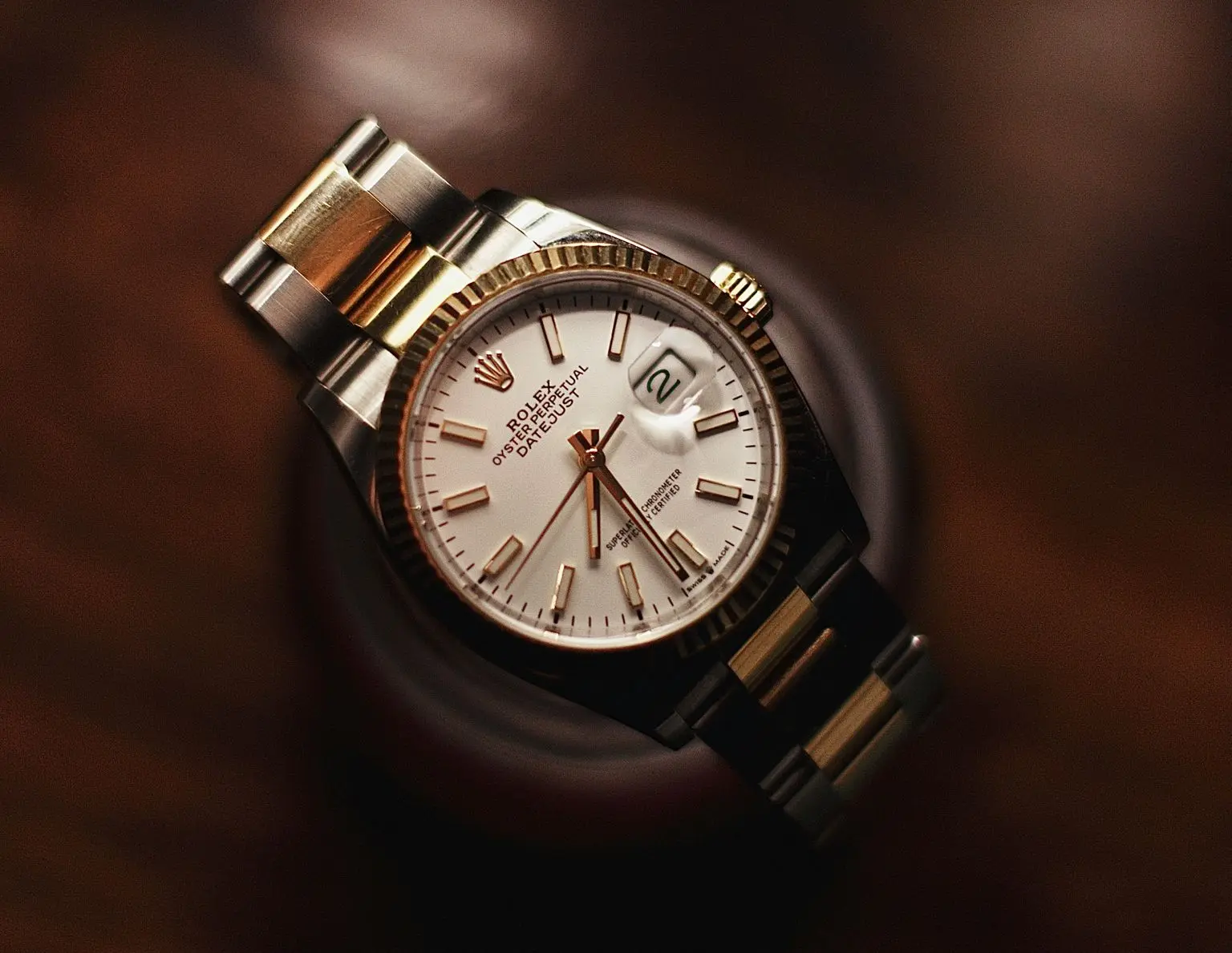 Rolex Oyster Perpetual - Classic Wristwatch Rolex Oyster Perpetual Datejust wristwatch with a white dial, gold hour markers, and a two-tone stainless steel and gold bracelet
