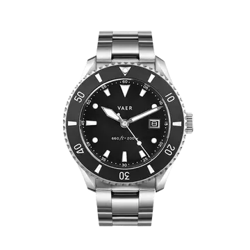 Vaer DS4 quartz dive watch with black dial, rotating bezel, and stainless steel bracelet