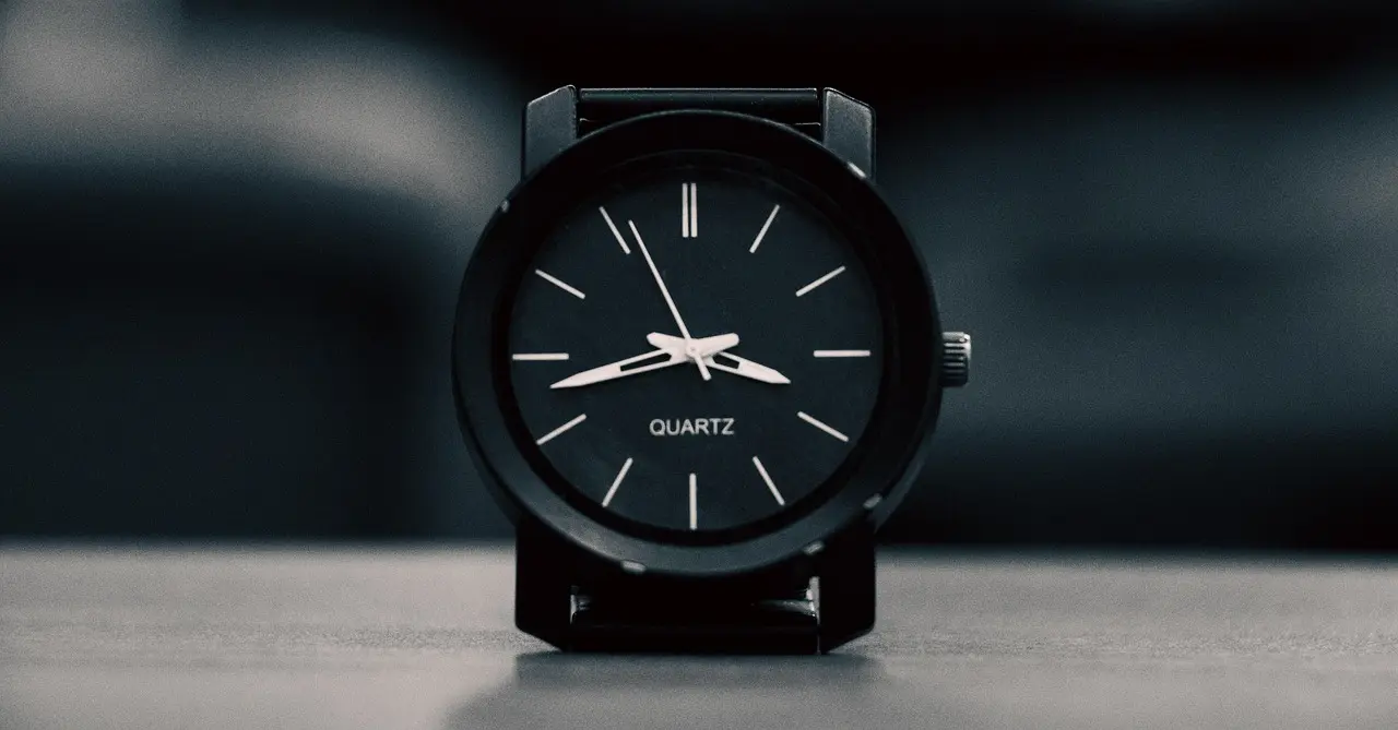 Minimalist quartz watch design commonly found in the watch market in China
