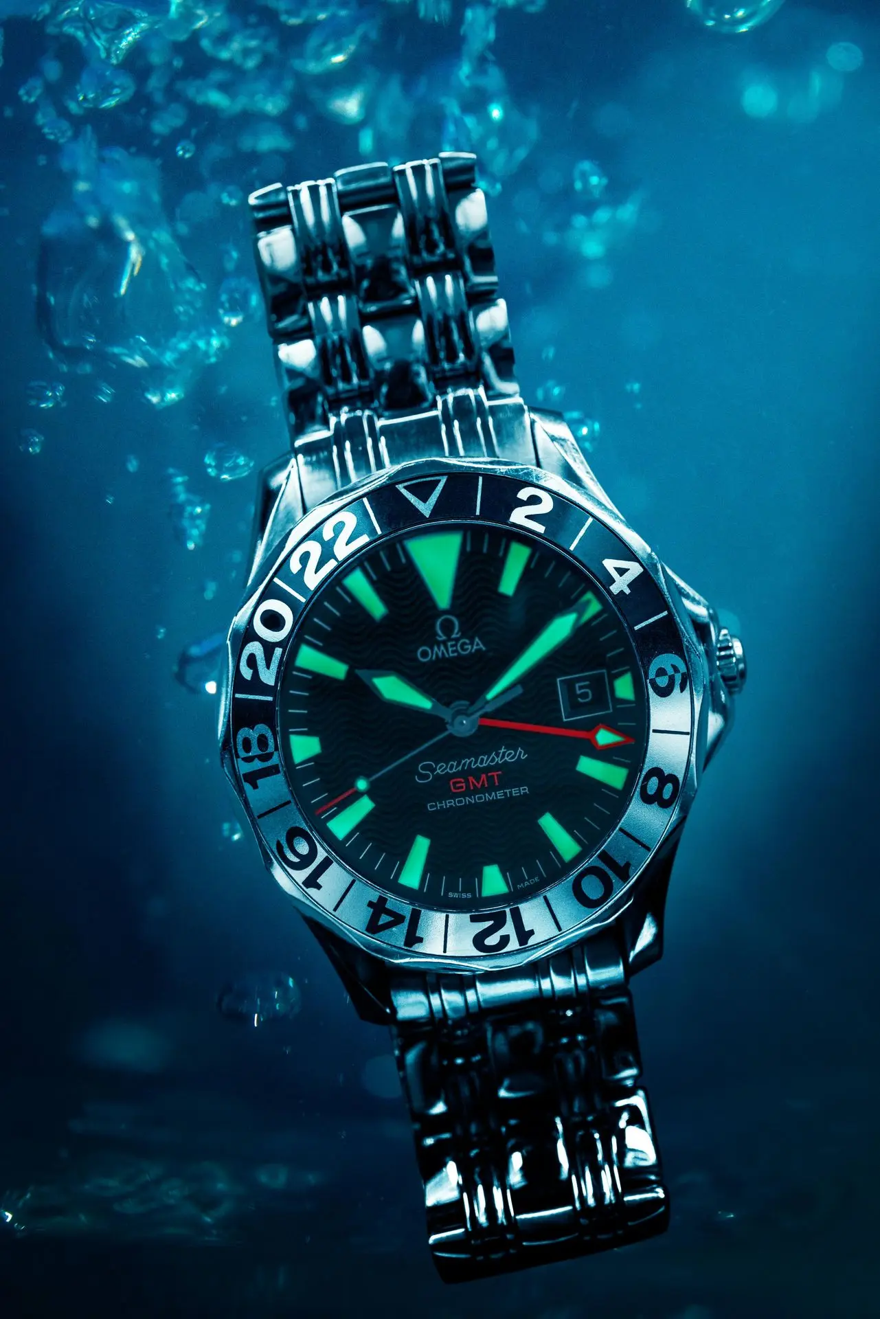 43.5mm Omega Seamaster Planet Ocean GMT stainless steel GMT watch with black dial and green lume underwater