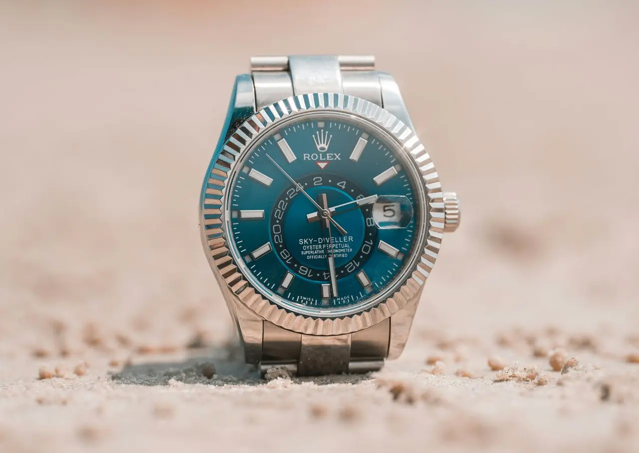Luxury watch with date complication and automatic mechanical movement