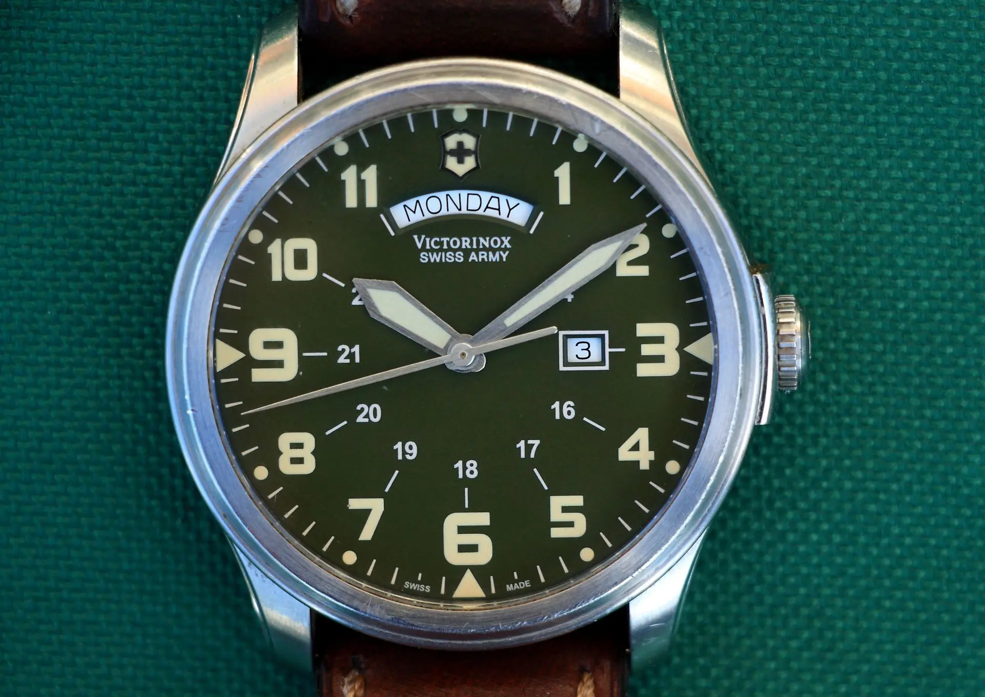 Luxury day-date watch complication with weekday and date display