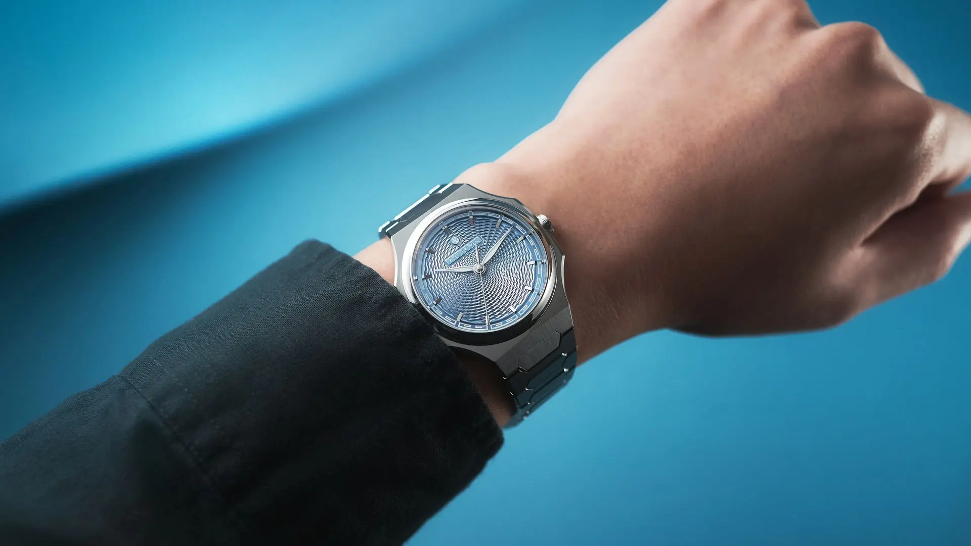 Atelier Wen Perception V3 Piāo ice blue dial watch on wrist