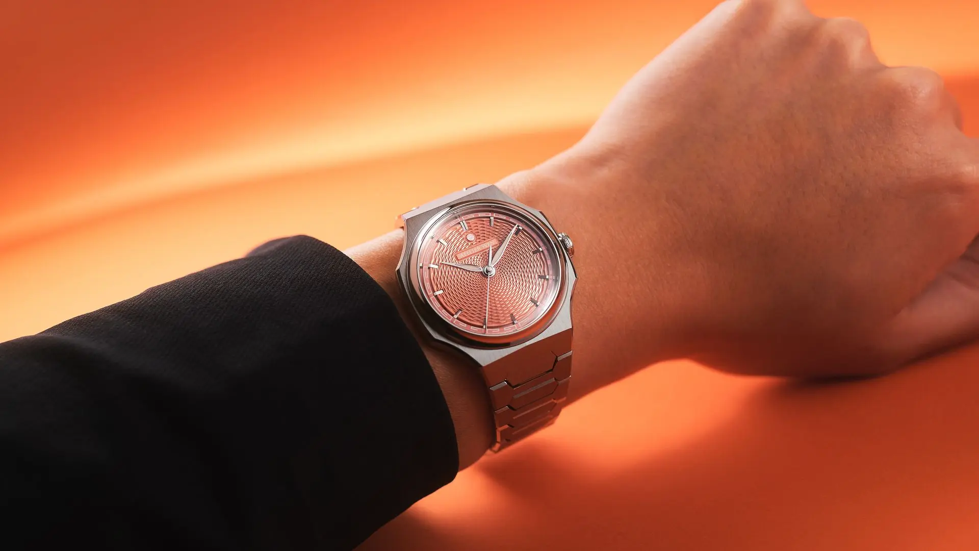 Atelier Wen Perception V3 Xiá Salmon Wrist Shot Atelier Wen Perception V3 Xiá salmon dial watch on wrist